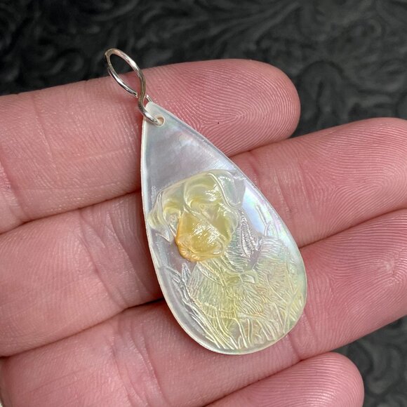 Hunting Labrador Retriever Dog Mother of Pearl Pendant - Picture 3 of 9